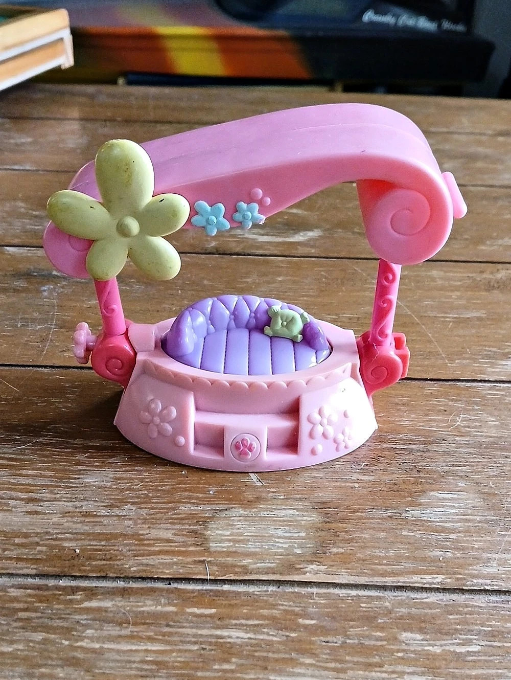 Littlest Pet Shop Fancy Friends Flip Bed Playset